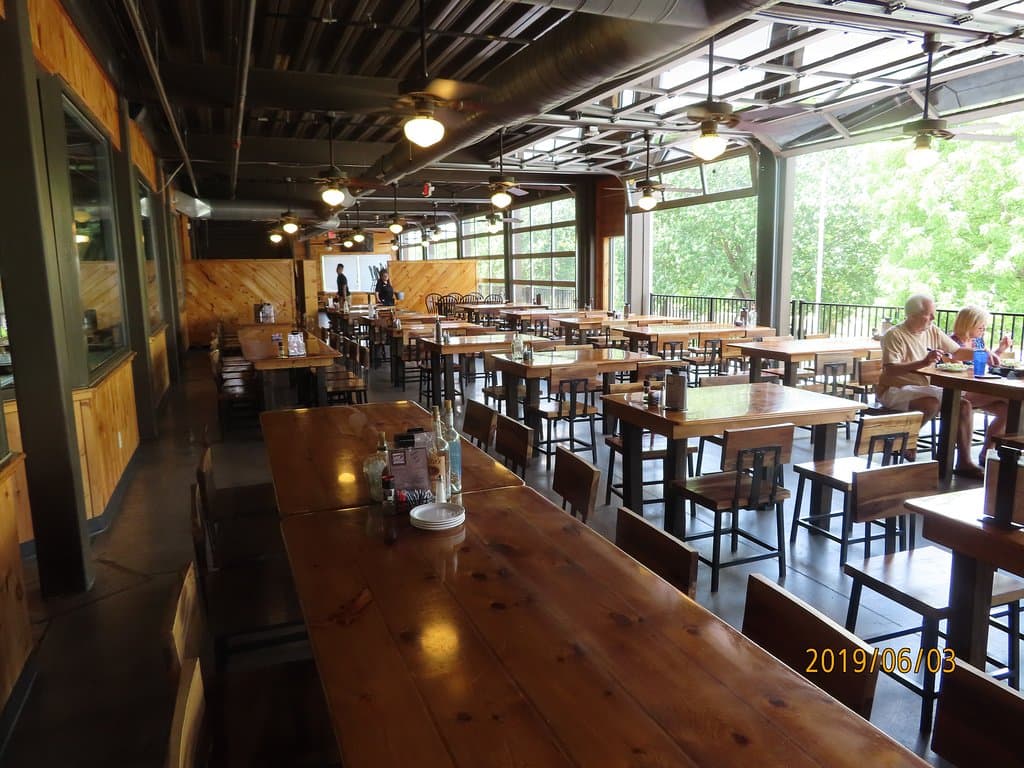 Dining with open air from the outside