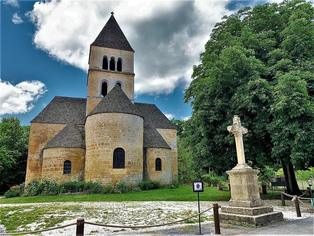 Une humble église romane, un des éléments du riche patrimoine historique de Saint-Léon-sur-Vézère