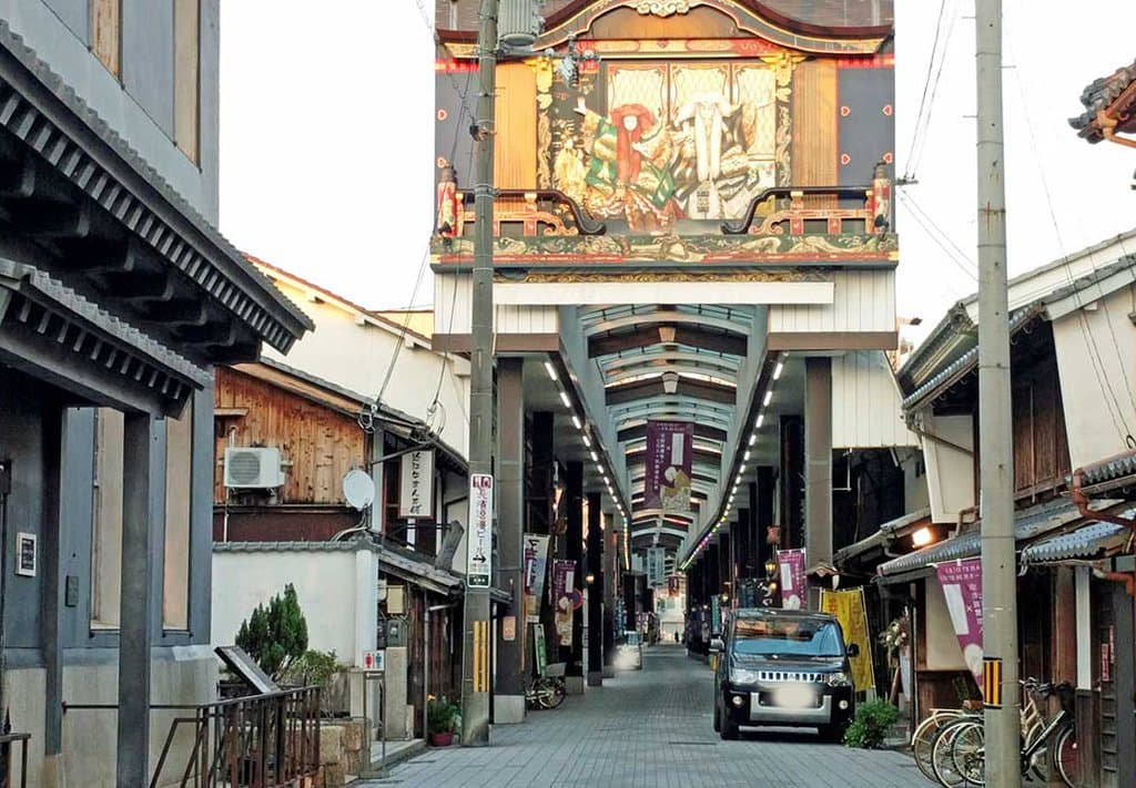 日曜日の夕方17：30の大手門通りのアーケードです。夕刻、観光客の波が引くと、歩く人もまばらになります。 左端の黒い建物が黒壁一号館。