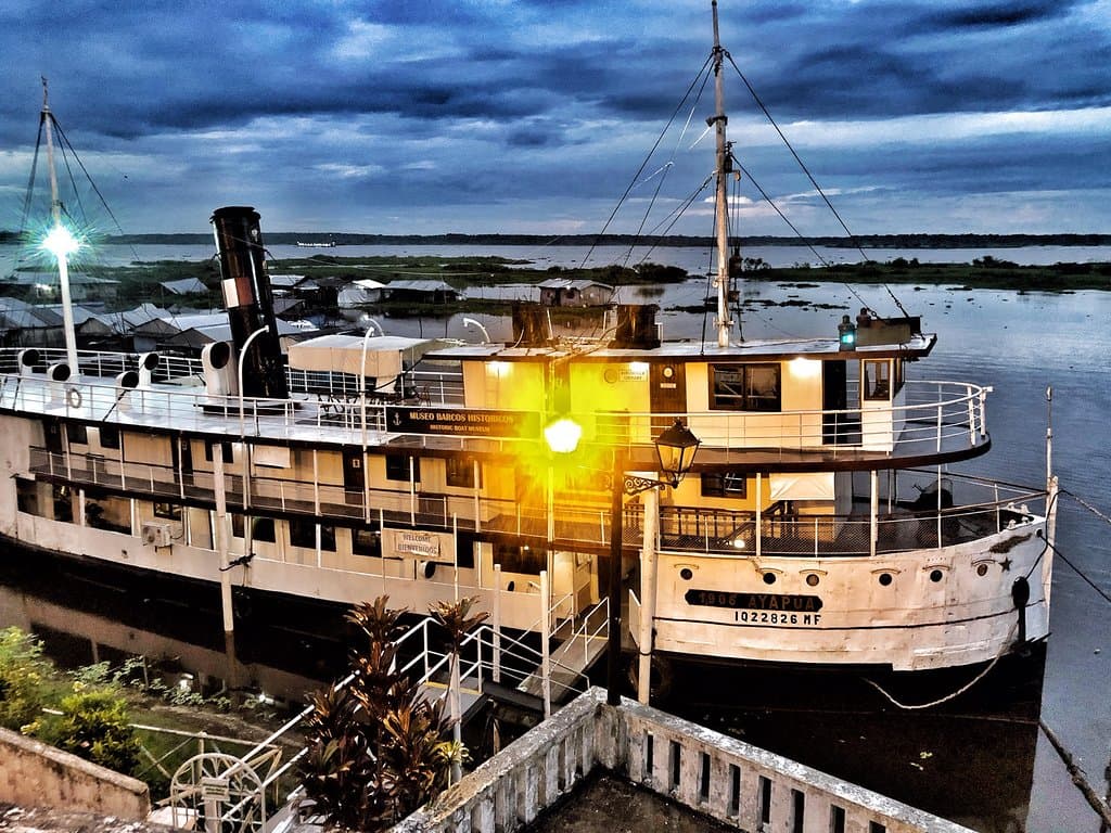 En el malecón de Iquitos, flota uno de los barcos históricos que recorrían el Amazonas y que hoy es un interesante museo. Si lo visitas conocerás la fascinante y dura historia de la época del caucho.