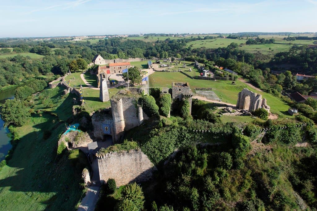 Vue aérienne du Château de Tiffauges
Crédit photo David Fugère