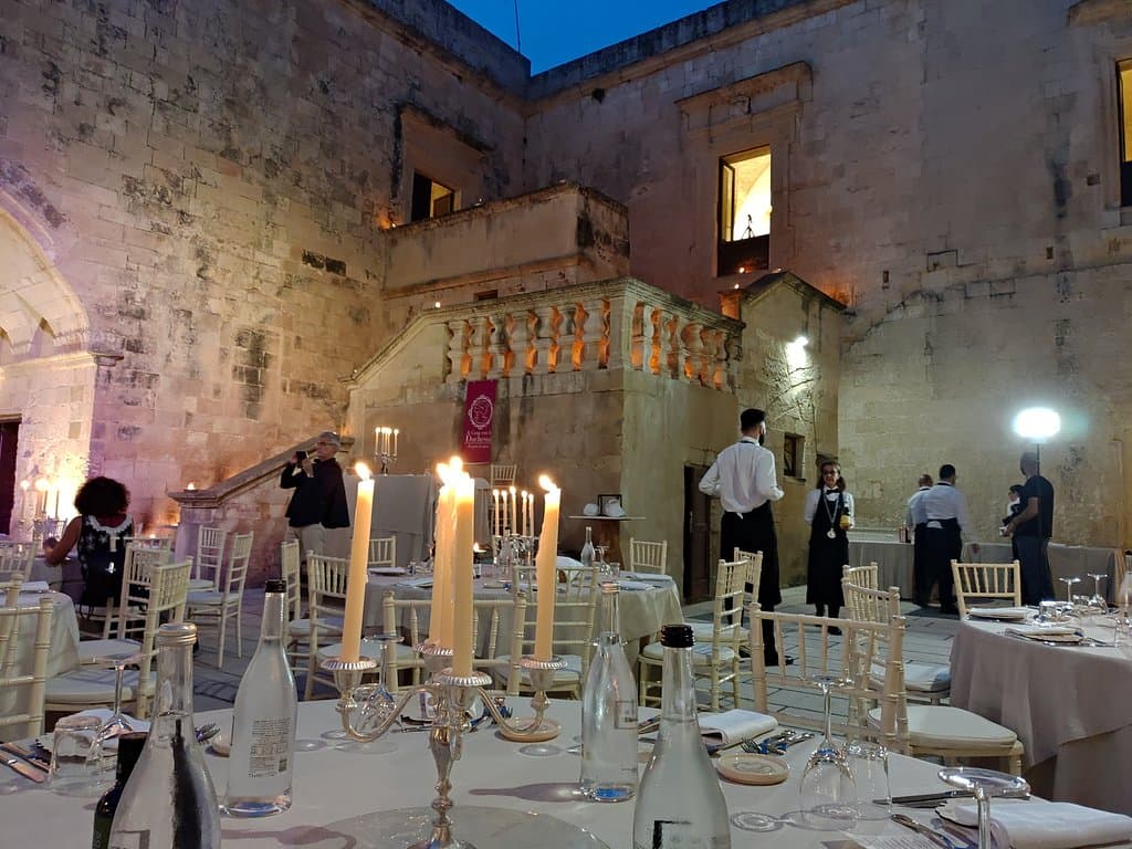 L'allestimento per la serata