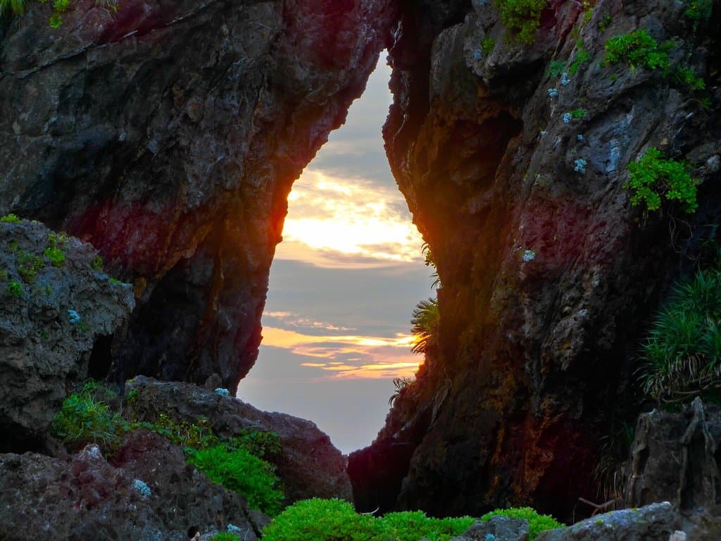 夏至の前後1週間は岩の隙間から朝日が昇るらしい😊