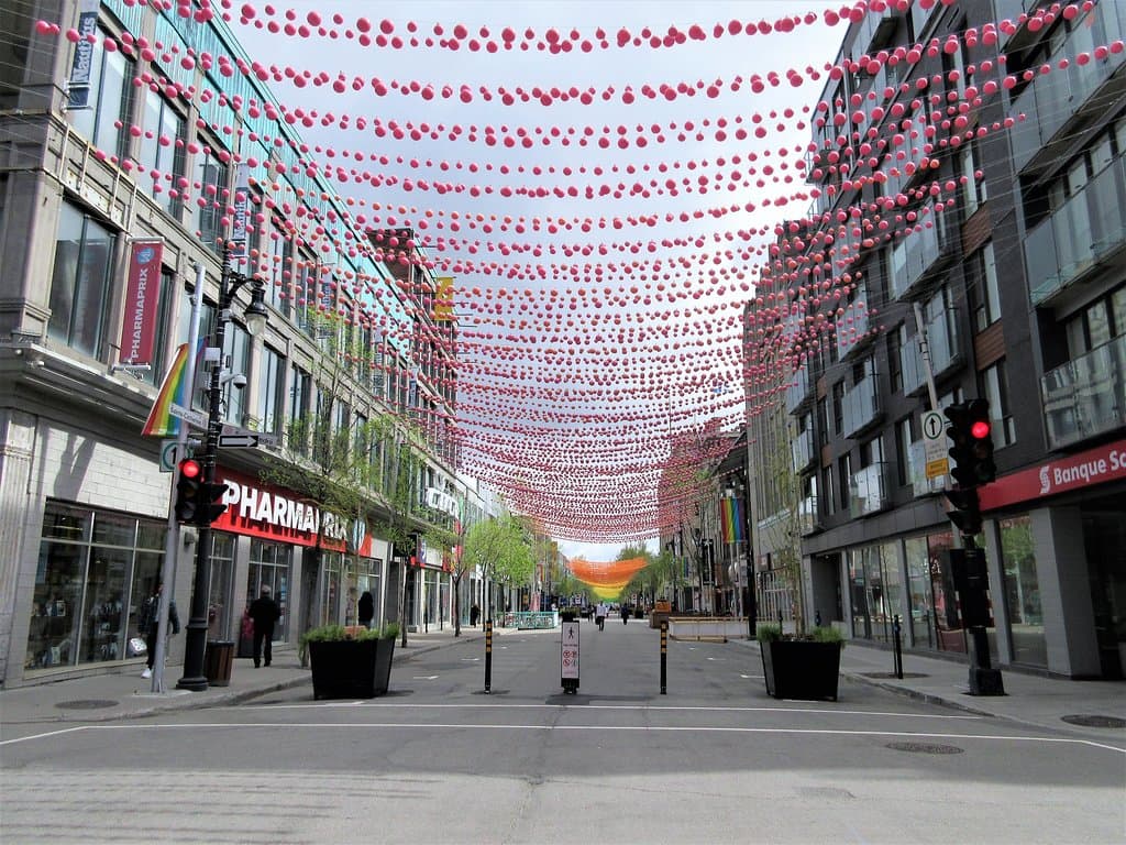 Les boules de couleur, représente le drapeau de la communauté LGBT