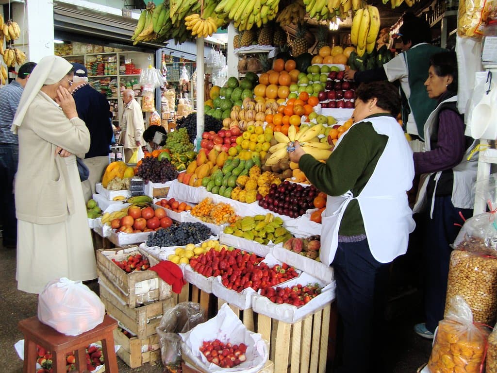En su interior los puestos de frutas se llevan la atención por sus colores y variedad