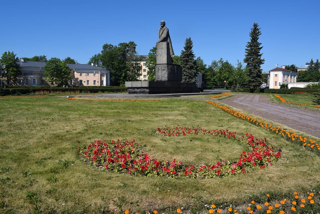 Памятник Ленину с шапкой