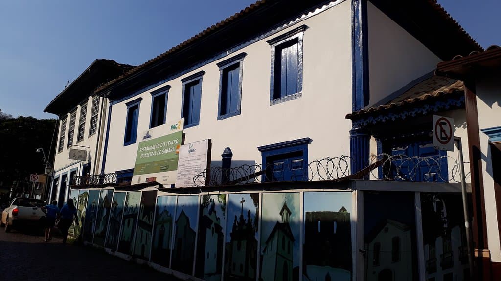 A imponente e bela fachada do Teatro Municipal e que se encontra em fase de restauração