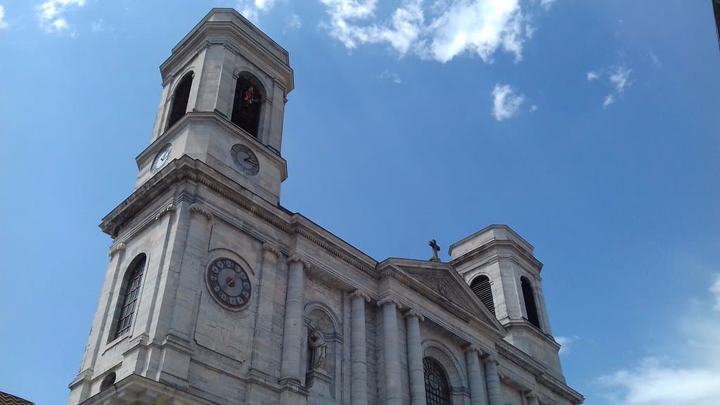 Église de la Sainte Madeleine  Extérieur 2 avec le sonneur dans la tour (de gauche).