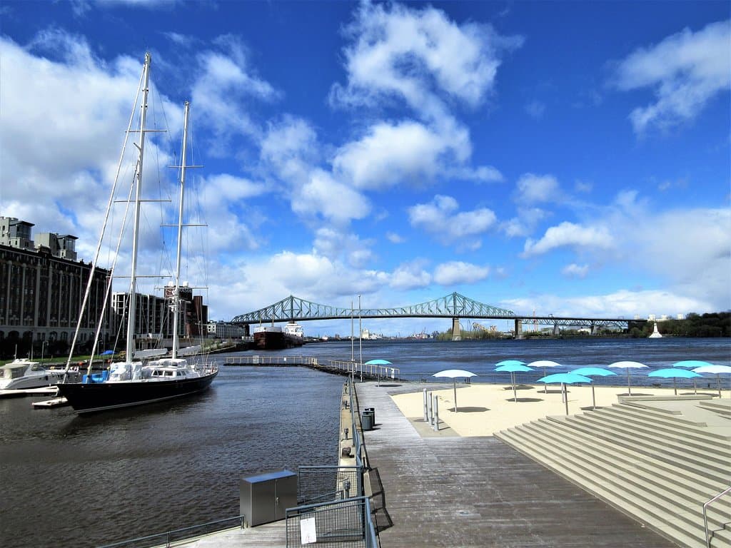 Plage de l'Horloge, vue sur la ville et le pont Jacques-Cartier