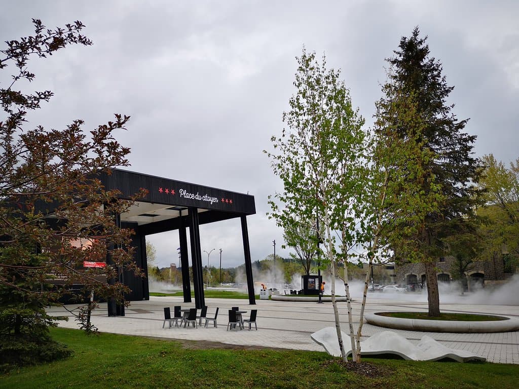 Vue extérieure de la Place du Citoyen, avec les jeux d'eau et de brume.