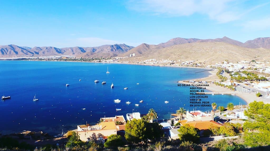la azohia playa en murcia. super bonita. snorkel con delfines o montar caballos en el agua. las caravanas en la azohia no deben aparcar donde sea. la poli tiene cero tolerancia. 