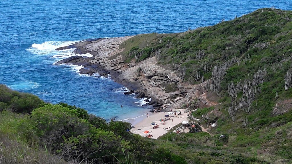 Vista da praia do alto da trilha.