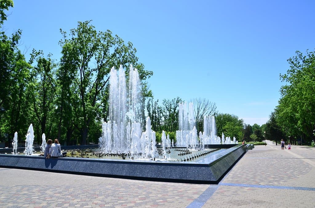 Поющий фонтан "Аврора" в Краснодаре, день