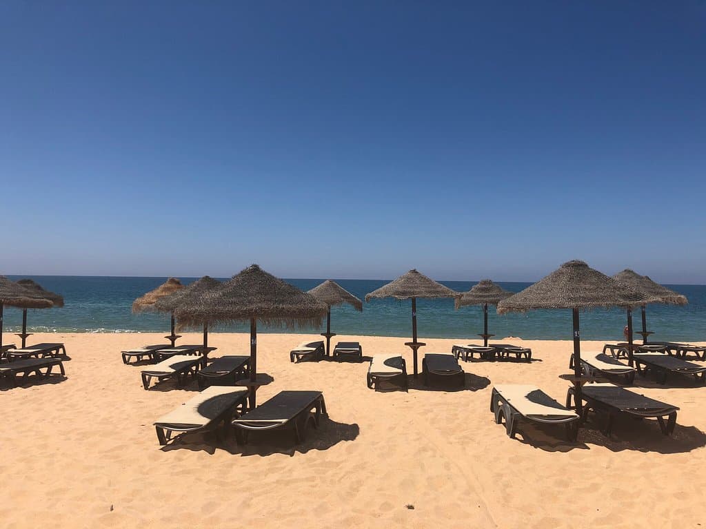Strand bij aankomst, huur stoelen per dagdeel vanaf €8 (voor derde rij)