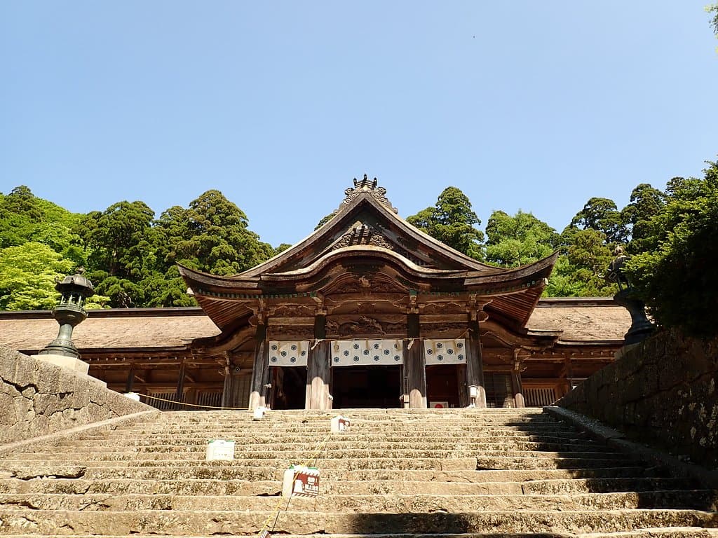 ようやくたどり着いた石段の上には大神山神社の奥宮の社殿があります。