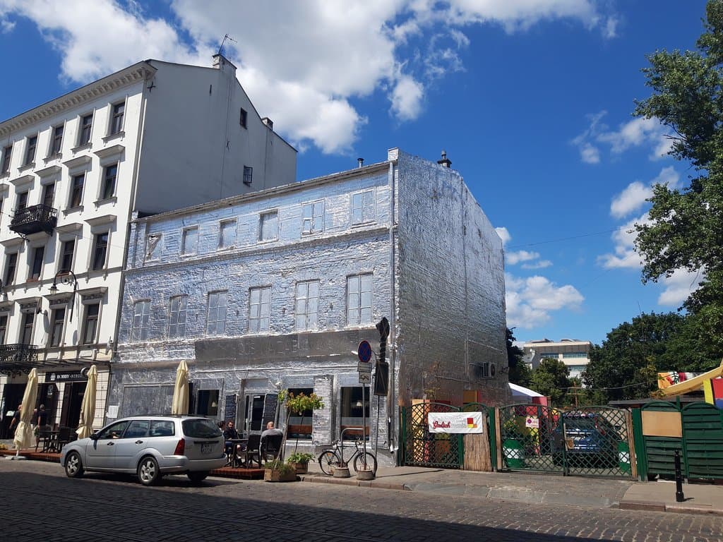 Aluminiowa kamienica - projekt artystyczny "Ząbkowska 9, odlatujemy!"