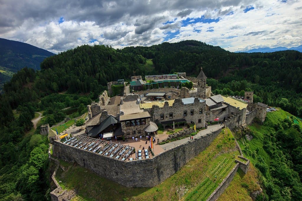 Faszination Greifvögel auf der Adlerarena Burg Landskron In einer 45-minütigen Vorführung erleben Sie, am wunderschönen Ossiacher See, unsere frei am Himmel fliegenden Greifvögel in der Adlerarena Burg Landskron. Nach atemberaubenden Flügen kehren die Vögel zum Falkner zurück. Verhalten und Lebensgewohnheiten dieser zum Teil bedrohten Tiere werden ausführlich erläutert. Location - Burg Landskron bei Villach am Ossiacher See