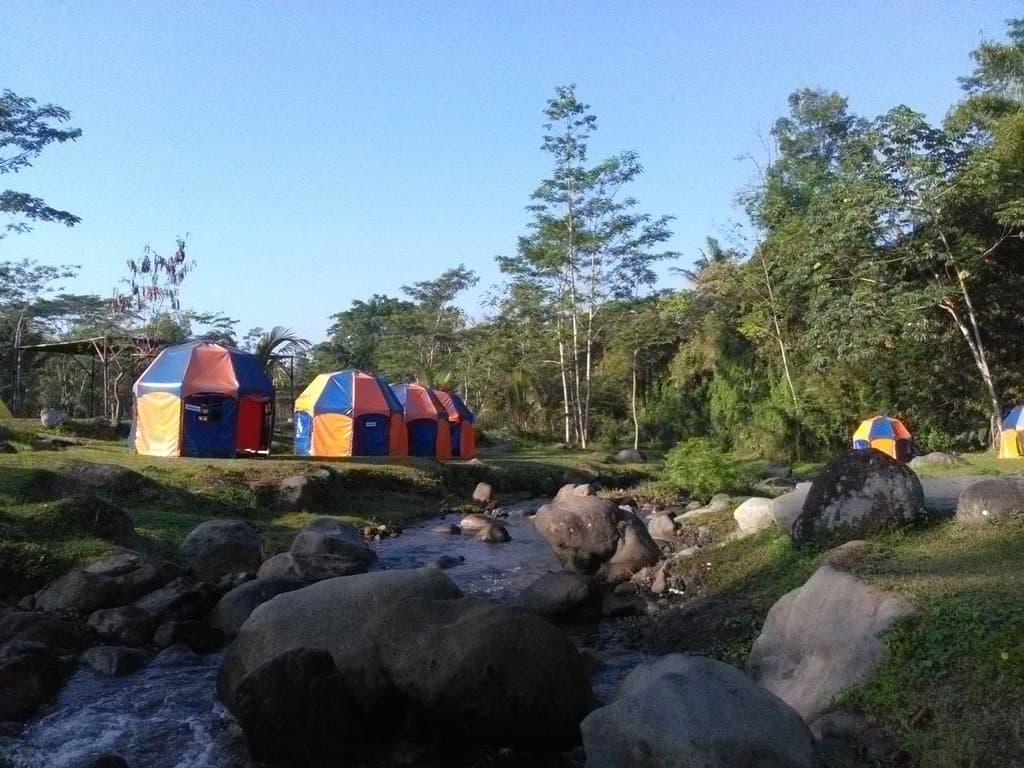Bisa Camping di pinggir sungai