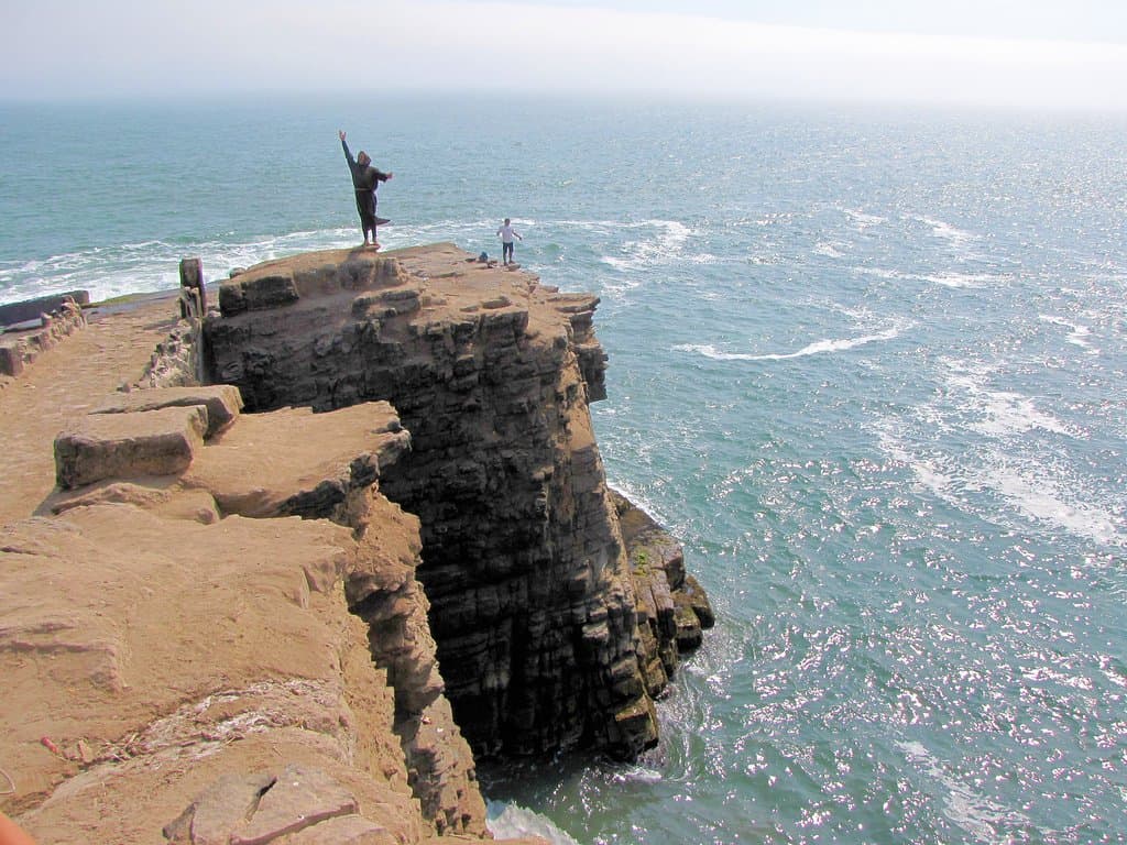 Si nos acercamos podremos divisar al Fraile con su atuendo a punto del salto