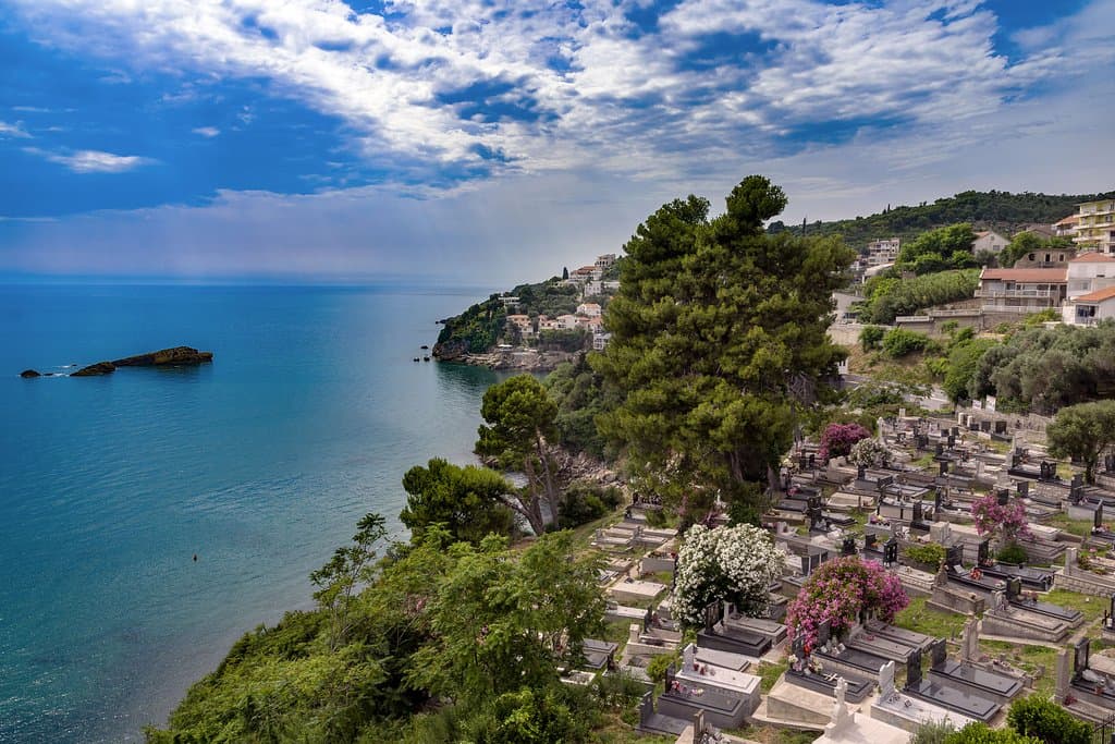 Cimetière avec vue sur mer