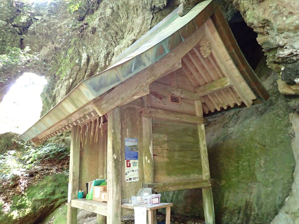 ゴール目前の大きな岩と岩のわずかな間(40センチメートル)をすり抜けるとこの韓竈神社の社殿の小さい祠がありました。