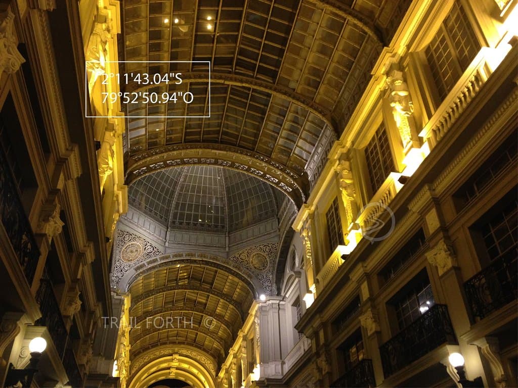 Este es el edificio de la Muy Ilustre Municipalidad de Guayaquil, y en esta fotografía se lo puede apreciar en la noche. Refleja la magia de la Perla del Pacífico. La magia de lo que es Guayaquil.