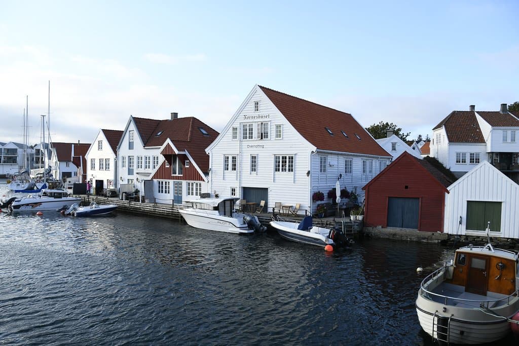 Brygga med bl.a. Norneshuset