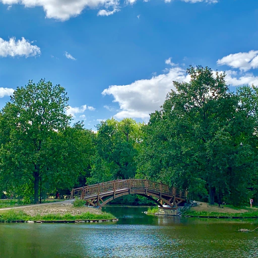 Eine von 2 wunderschönen Brücken mitten im Park