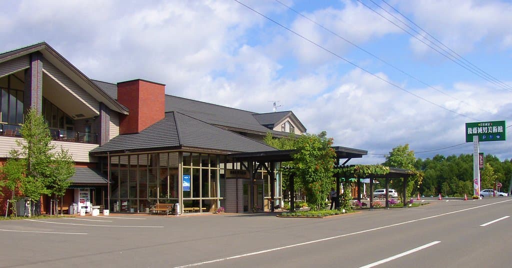 全館バリアフリー対応、館内用車椅子もご用意しております。
駐車場：大型バス12台、乗用車100台