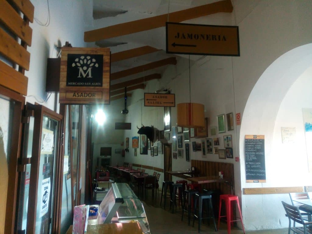 Perspectiva desde una de las entradas a los locales.