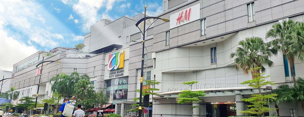 Strategically located in the heart of the city and only a stone's throw from the customs and immigration checkpoint, Johor Bahru City Square stands out as a central landmark in JB. With its more than 200 retailers, it offers a host of fashion, entertainment and restaurants. 