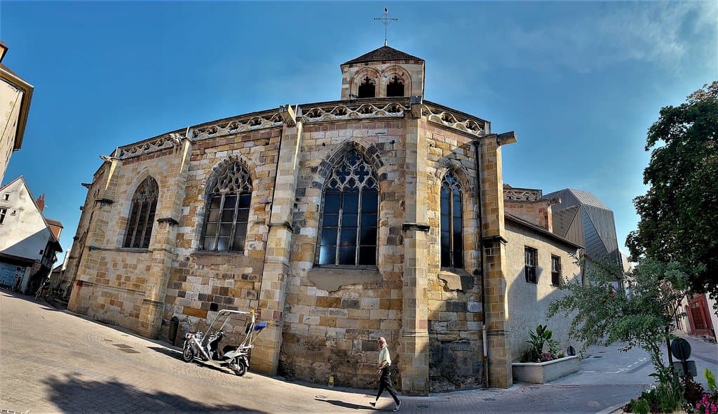 De belles choses sont abritées dans cette église classée en 1987, et le quartier mérite le détou