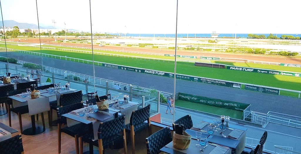 Set up du restaurant le PADDOCK