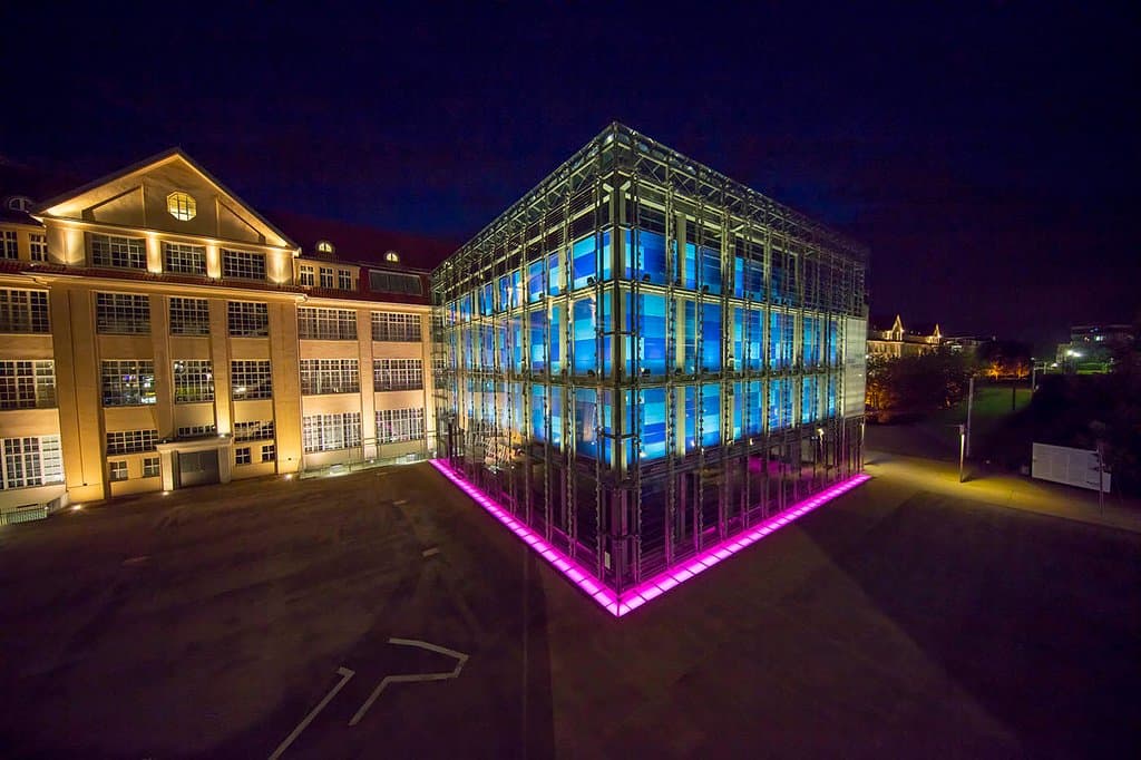 Der gläserne Kubus des ZKM | Karlsruhe bei Nacht. 

© ZKM | Zentrum für Kunst und Medien Karlsruhe, Foto: Achim Mende