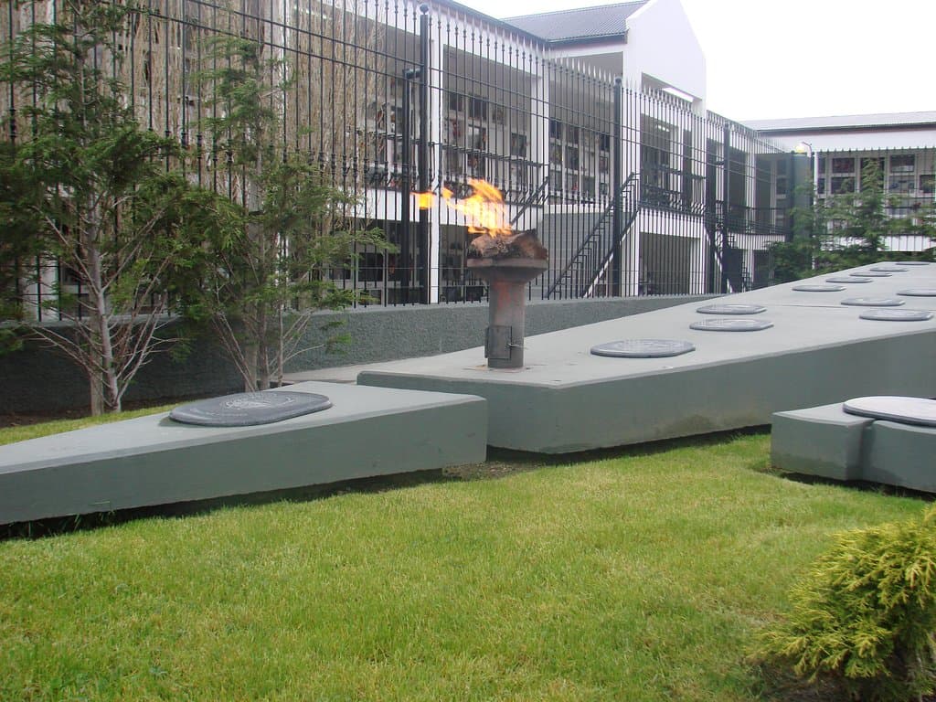 Antorchas encendidas las 24 horas.--