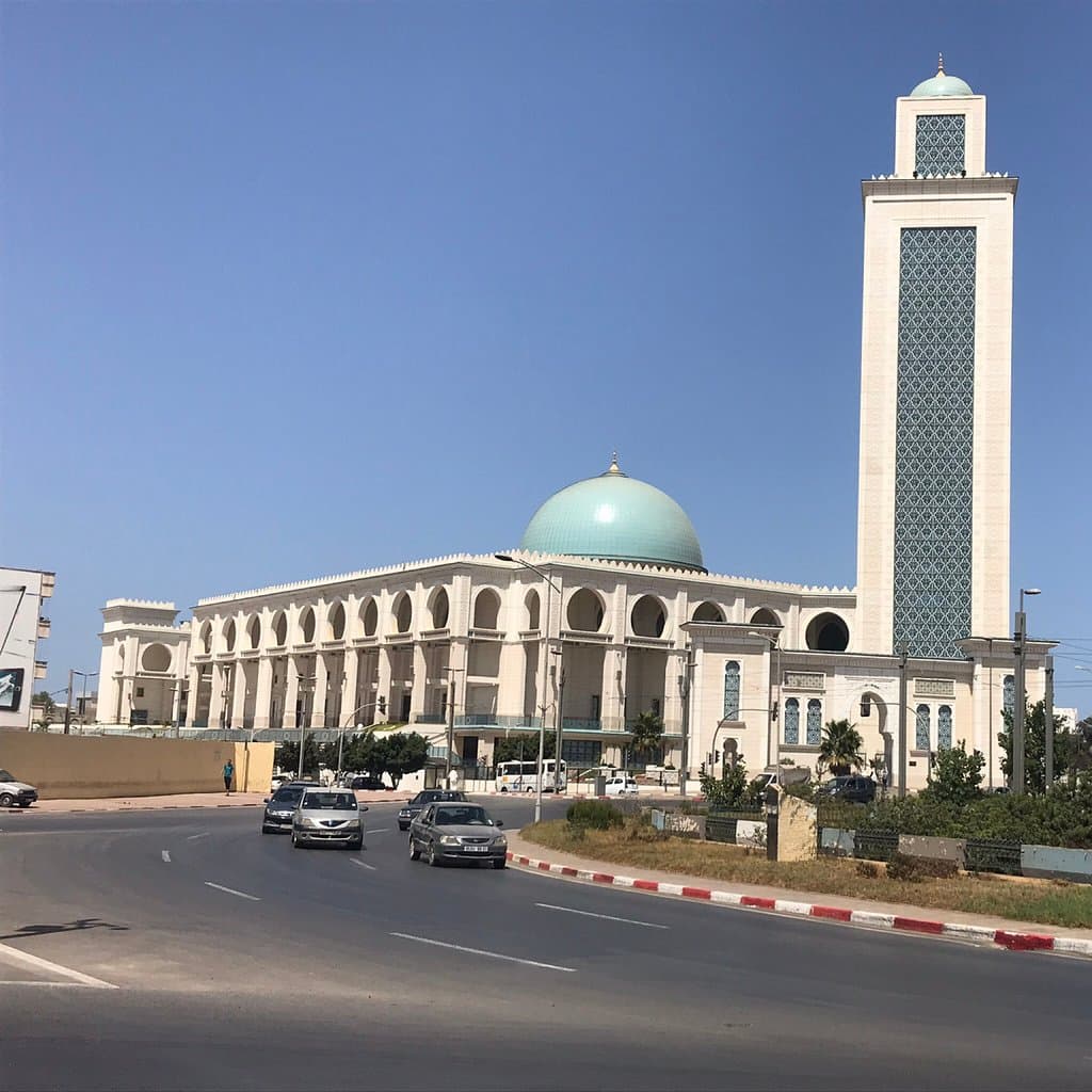 Pôle bien baddies  avec la magnifique mosquée à oran 