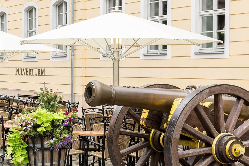 Außenansicht mit Kanone