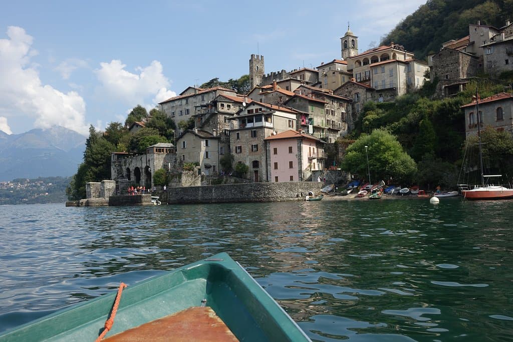 Corenno vista dal Lago durante una gita sulla "Lucia" tipica barca Lariana