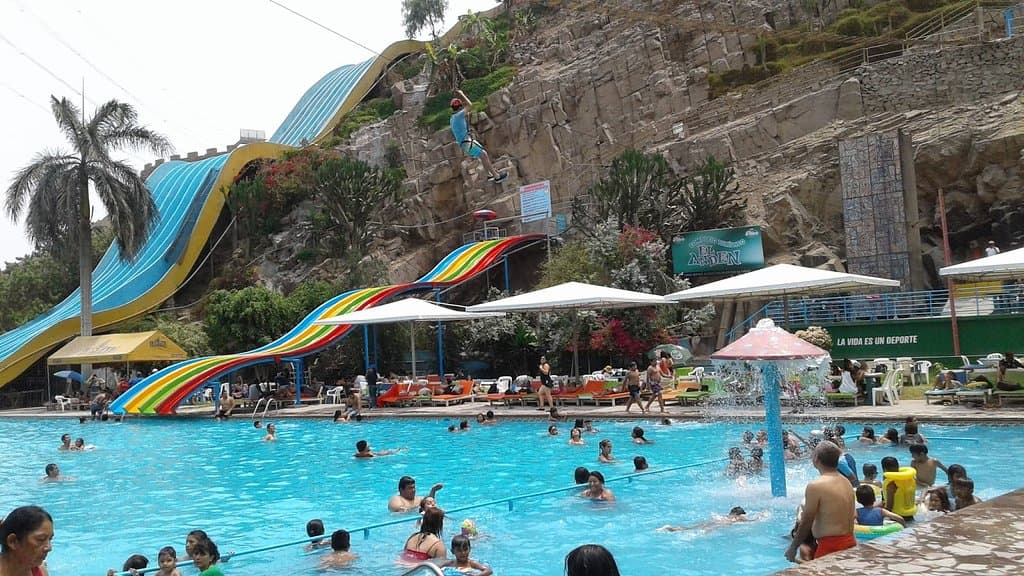 COMPLEJO TURISTICO EL ANDEN: Fabuloso por todo lo que trae para el publico. Desde toboganes, mas de 2 piscinas para cualquier edad, zona de restaurant, zona de juegos, cancha de fulbito, el fantastico cerro que da impresion de una fortaleza inca, escaleras colgantes para los que le gustan algo mas de adrenalina. y muchos mas...