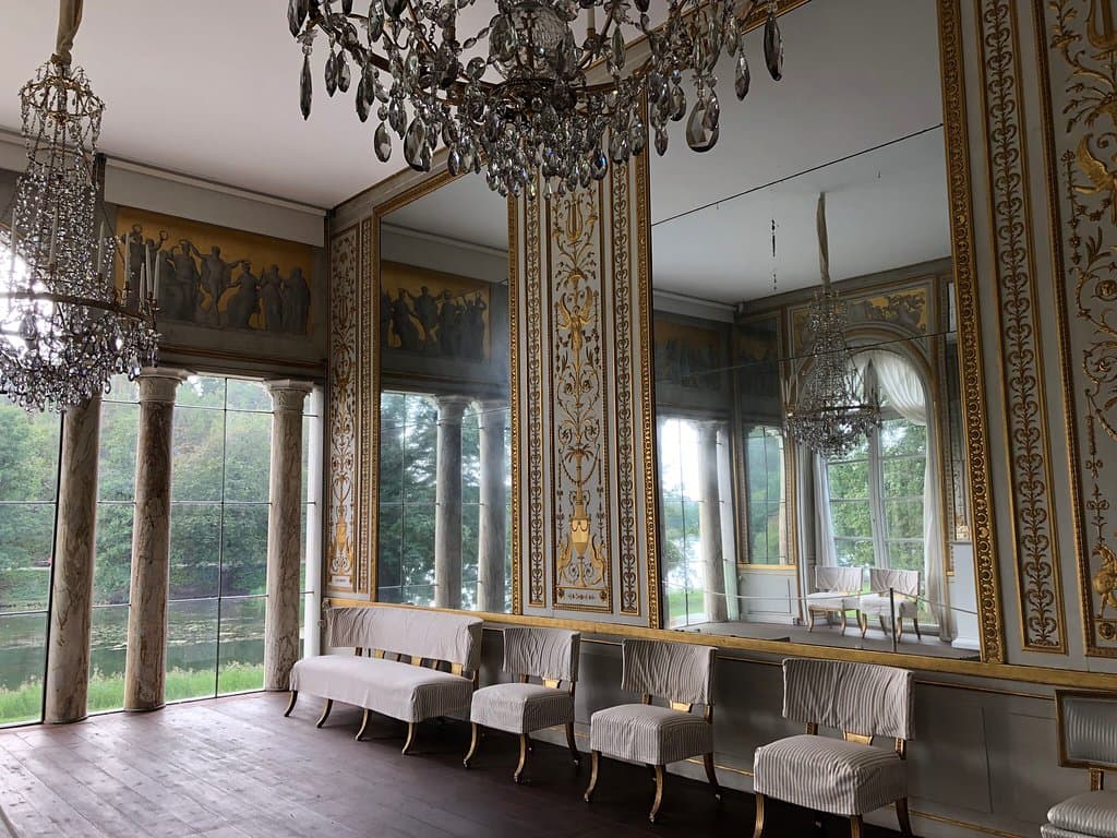 Fantastiskt vackert och skört. Vi var en liten grupp och fick en väldigt intressant och givande guidning. Man förundras att det ändå överlevt och bevarats och kan fundera vad som skett om Gustav III fått leva längre.  Absolut värt ett besök ,och ta tid att vandra runt i Hagaparken.