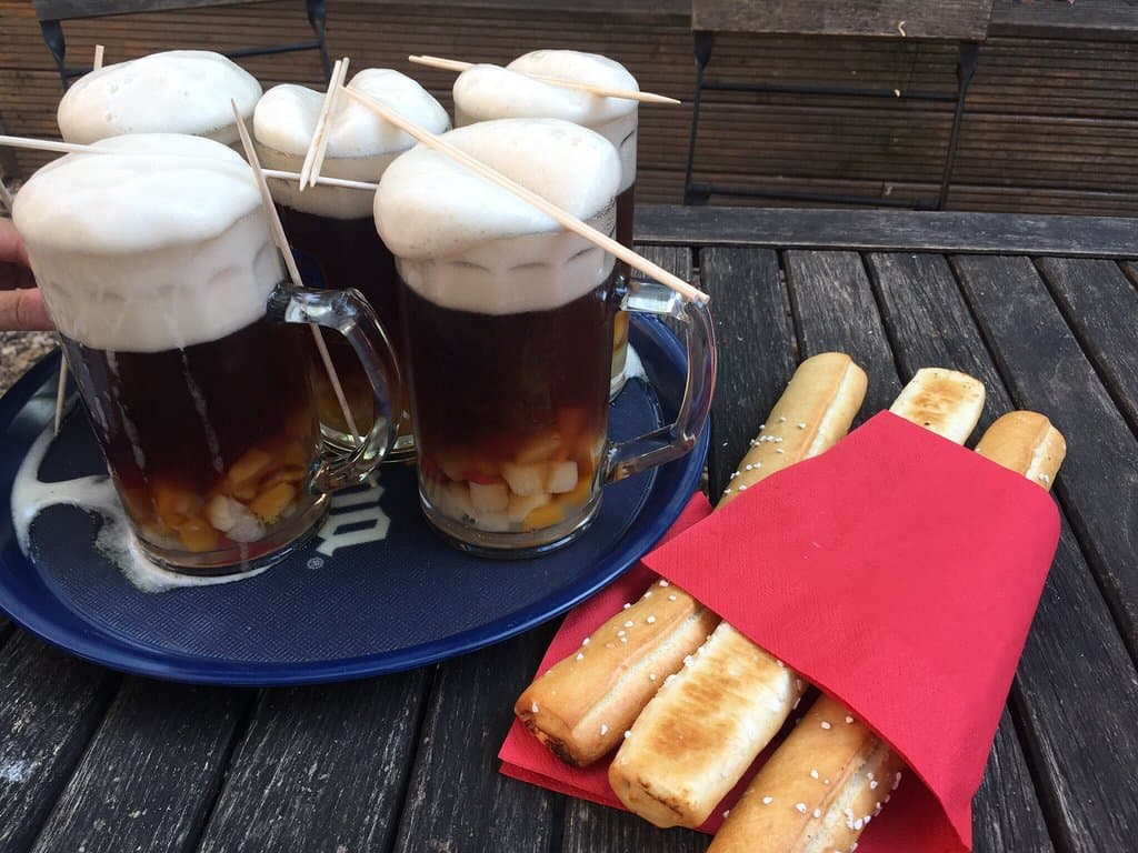 Waren am Wochenende mit 2 befreundeten Pärchen dort, erst Pizza, Salat und Altbierbowle, dann Programm in der Warenannahme - insgesamt ein sehr schöner Abend in einer sehr urigen Umgebung. Wir kommen bestimmt mal wieder.