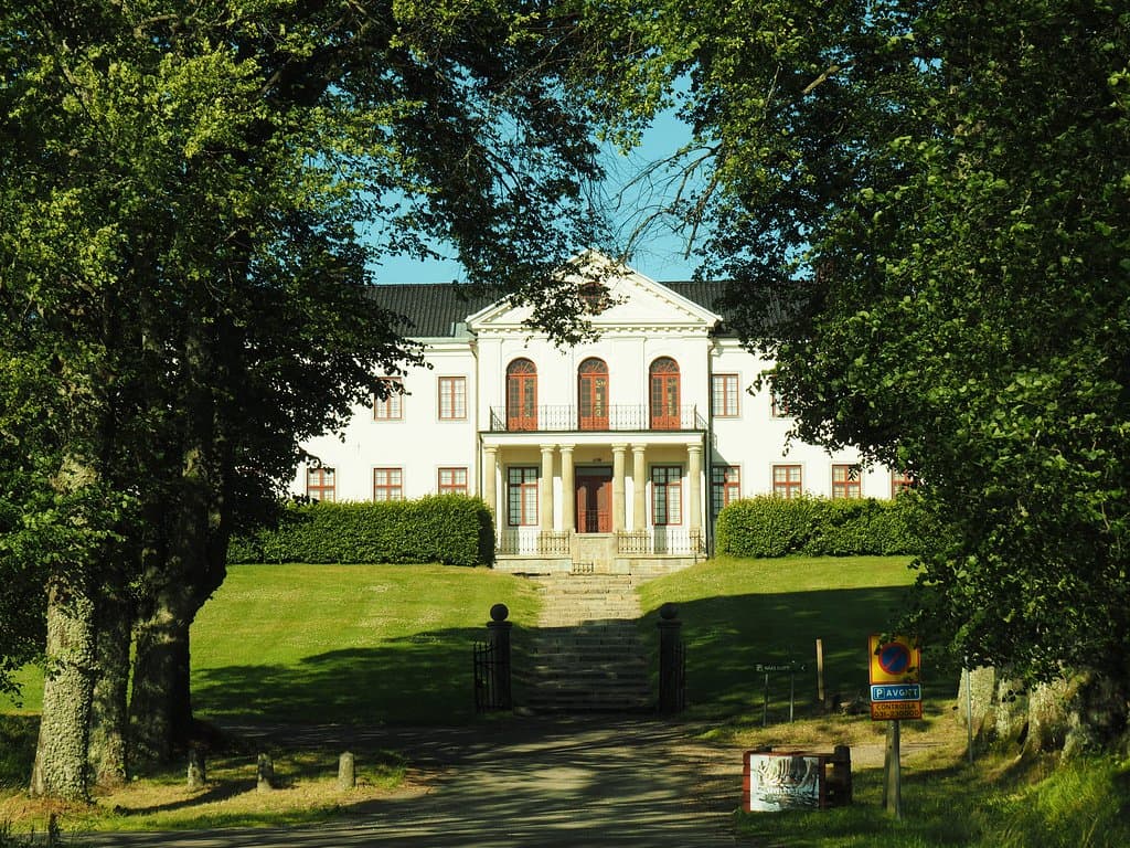 Nääs Slott tronar i slutet av den pampiga allén.