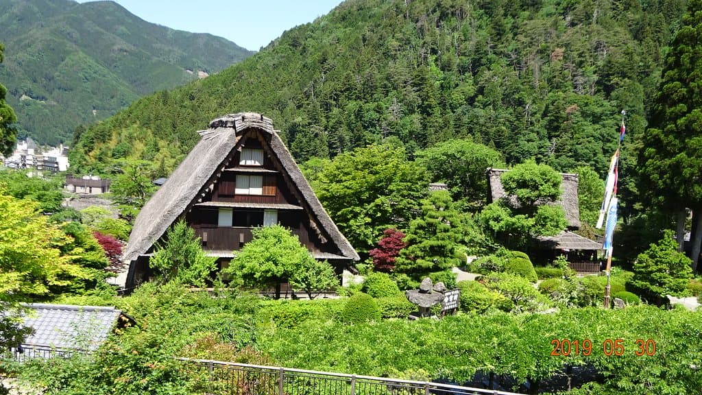 歳時記の森から旧大戸家住宅を望む