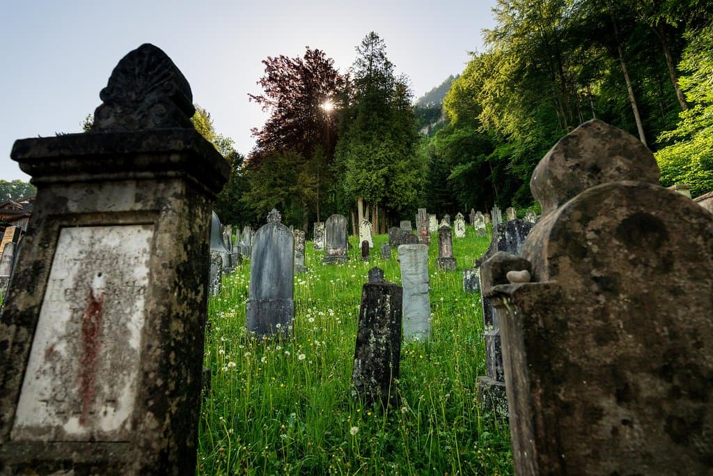 Besuchen Sie eines der bedeutendsten kulturhistorischen Zeugnisse des Landes: den Jüdischen Friedhof, der südlich von Hohenems am bewaldeten Abhang des Schwefelberges liegt.