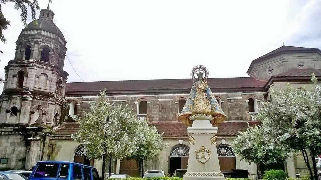 chiesa di lato con la statua della 'Madonna degli abbandonati'