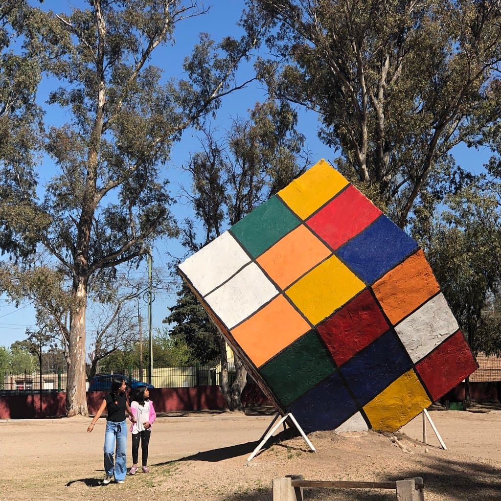 Escultura de Cubo de Rubick en el Parque de Las Naciones