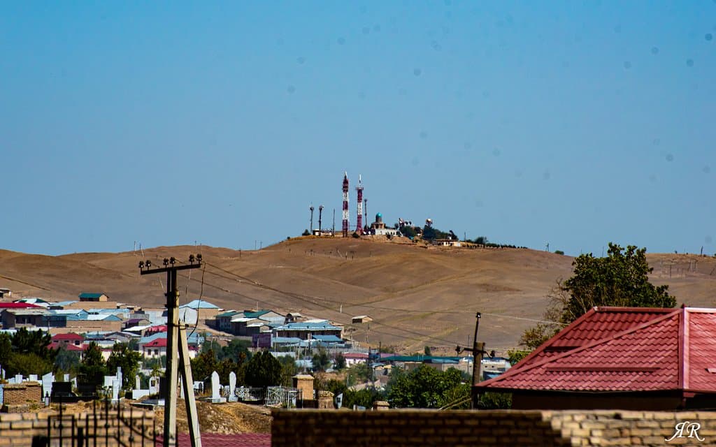 Чупан Ата -культовое место в пригороде Самарканда, В настоящее время, в виду того что это место является наивысшей точкой Самарканда, используется как комплекс для теле-радио трансляции. До 1992 года там располагались средства ПВО... Фото выполнено от мечети Биби - ханум...