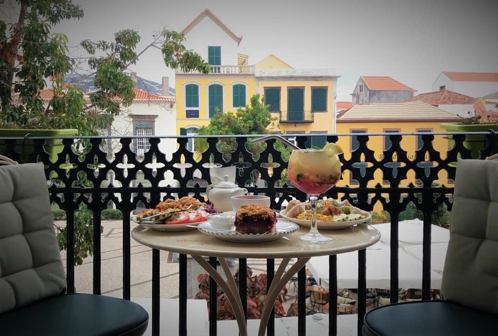 Uma varanda especial para desfrutar de uma refeição saudável, beber o seu chá e apreciar a nossa praça!