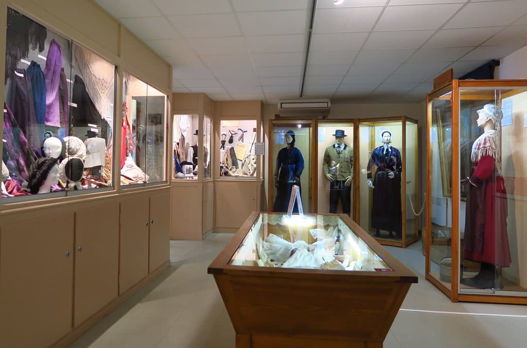 costumes savoyards du 19e siècle