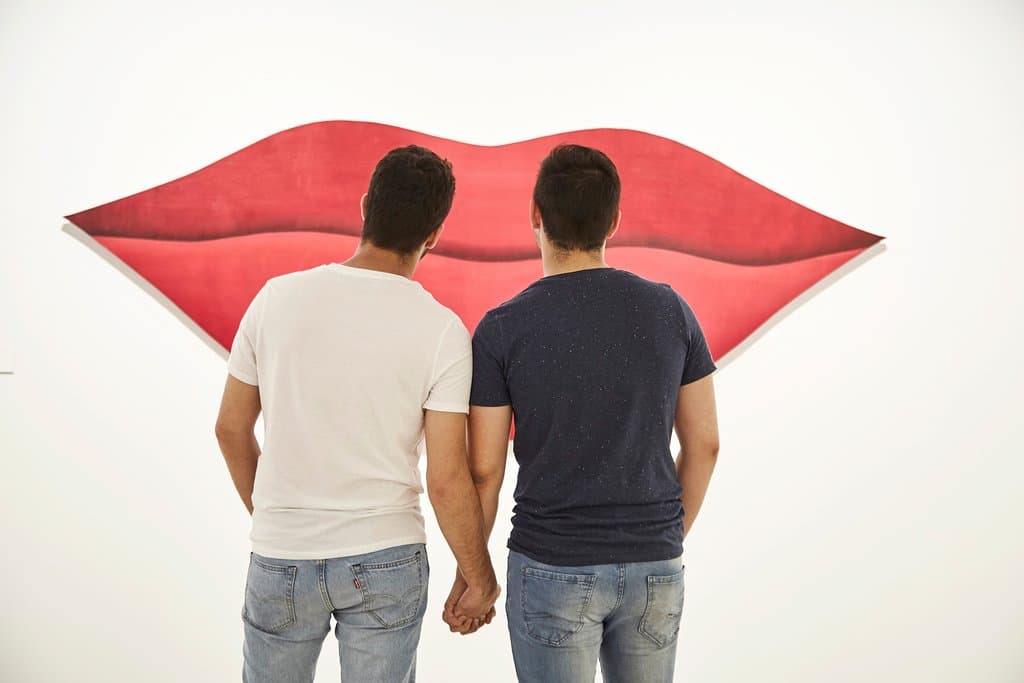 Visitants davant l'obra de Peter Stämpfli titulada Rouge Baiser.